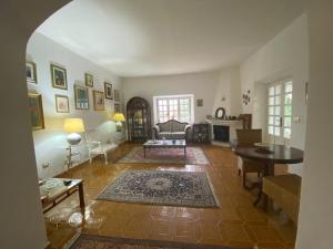 a living room with a couch and a table at Da Tea in San Teodoro