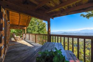 セバービルにあるView! Private Studio Cabin,Hot Tub,RELAX,Honeymoonのデッキにテーブルがある小屋のポーチ