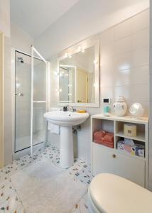 Ένα μπάνιο στο Cozy and Fresh Apartment with Garden