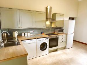 Kuchyň nebo kuchyňský kout v ubytování 4 Bed in Bude 43994 + 17 fotografií