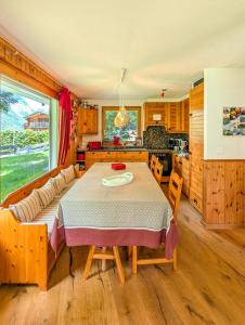 Fotografie z fotogalerie ubytování Chalet privé avec vue panoramique, terrasse et jardin v destinaci La Fouly