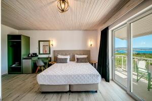 Postel nebo postele na pokoji v ubytování Leonidas Resort