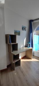 トレガステルにあるBeau T2 Trégastel avec jardin, proche plages et commercesの窓付きの客室で、コンピュータデスクが備わります。