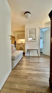 シュタット・ヴェーレンにあるKleines Natursteinapartment 4 für 1 Personのソファとテーブルのあるリビングルーム +9枚の写真