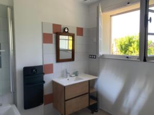 תמונה מהגלריה של Longue Vue en Arbois בארבואה