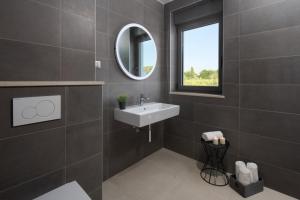 Phòng tắm tại Villa Fasana-Apartment 4 by Vivi Rent +8 ảnh