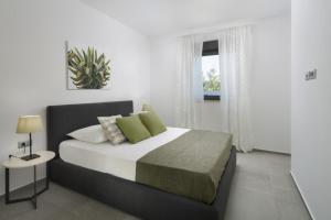 En eller flere senge i et værelse på Villa Fasana-Apartment 3 by Vivi Rent