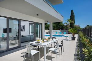 Swimmingpoolen hos eller tæt på Villa Fasana-Apartment 3 by Vivi Rent + 5 billeder