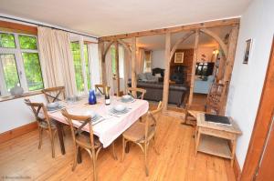 una sala da pranzo con tavolo e sedie di Wherry Cottage in Irstead on the Norfolk Broads a Neatishead