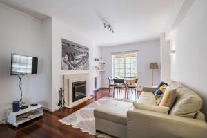 Μια τηλεόραση ή/και κέντρο ψυχαγωγίας στο Cascais 1BR w/ pool