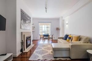 Μια τηλεόραση ή/και κέντρο ψυχαγωγίας στο Cascais 1BR w/ pool