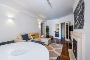 Μια τηλεόραση ή/και κέντρο ψυχαγωγίας στο Cascais 1BR w/ pool