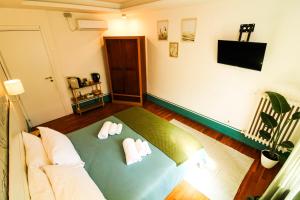 a bedroom with a bed and a couch at Domus Angularia in Anguillara Sabazia