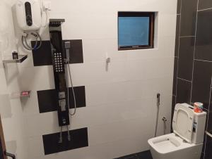 Un baño de Knuckles View Hotel