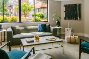 un soggiorno con un divano e un tavolo di Sonder by Marriott Bonvoy Georgetown C&O Apartments Georgetown a Washington