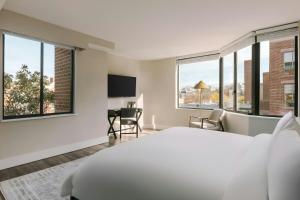TV o dispositivi per l'intrattenimento presso Sonder by Marriott Bonvoy Georgetown C&O Apartments Georgetown