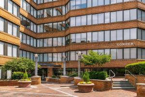 una vista esterna dell'edificio Sander di Sonder by Marriott Bonvoy Georgetown C&O Apartments Georgetown a Washington