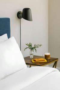 Letto o letti in una camera di Sonder by Marriott Bonvoy Georgetown C&O Apartments Georgetown