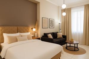 Posteľ alebo postele v izbe v ubytovaní Black Onyx Comfort Suites - Timeless Design in a Heritage Building