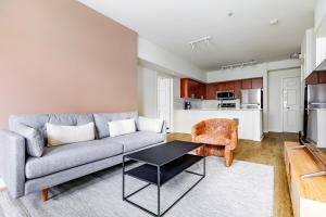 ein Wohnzimmer mit Sofa und Tisch in der Unterkunft Blueground NW Bellevue gym bbq nr park SEA-848 in Seattle