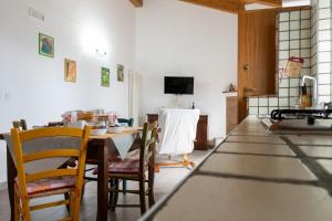 a kitchen with a table and chairs in a room at Terrazzo sullo Ionio in Nova Siri