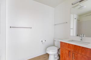 ein Badezimmer mit einer weißen Toilette und einem Waschbecken in der Unterkunft Blueground NW Bellevue gym bbq nr park SEA-848 in Seattle + 41 Fotos