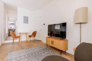 TV a/nebo společenská místnost v ubytování Blueground Manhattan wd AC nr park NYC-1829