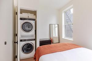 Postel nebo postele na pokoji v ubytování Blueground Manhattan wd AC nr park NYC-1829