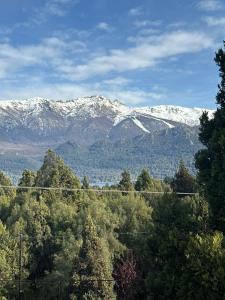Blick auf schneebedeckte Berge in der Ferne in der Unterkunft Los Amancay del Otto ventana in San Carlos de Bariloche