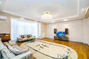 sala de estar amplia con sofá y TV en Luxury Apartments on Centre, en Baku