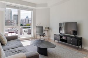 Et tv og/eller underholdning på Blueground Northgate-Waverly rooftop bbq SFO-1830