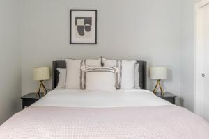 En eller flere senge i et værelse på Blueground Northgate-Waverly rooftop bbq SFO-1830