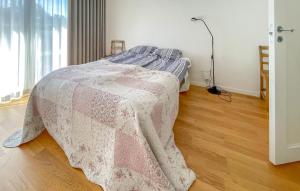 Nice Home In Halmstad With Wifi客房内的一张或多张床位