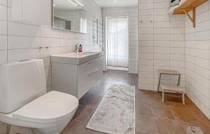 Nice Home In Halmstad With Wifi的一间浴室