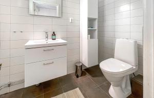 Nice Home In Halmstad With Wifi的一间浴室