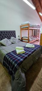 Un dormitorio con una cama con toallas. en Mi pequeño hogar en El Calafate, en El Calafate