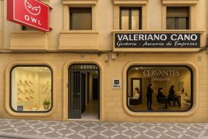 a store front of a building with a window at Céntrico Apartamento en Jaén 107 m2 2 baños 4 pax in Jaén