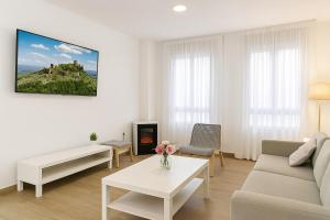 a white living room with a couch and a table at Céntrico Apartamento en Jaén 107 m2 2 baños 4 pax in Jaén