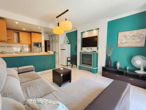 a living room with a couch and a kitchen at Cozy Ocean Park in Adeje