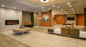 ロサンゼルスにあるLALAs House- 1br with Free Parking, Pool and Saunaのリビングルーム(ソファ、ピアノ付)