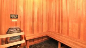 ロサンゼルスにあるLALAs House- 1br with Free Parking, Pool and Saunaの部屋にある木製のベンチとそれに掛かる看板 +4枚の写真