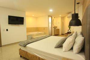 Postel nebo postele na pokoji v ubytování Hotel California Medellin