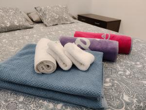 a bed with towels sitting on top of it at Cozy Ocean Park in Adeje