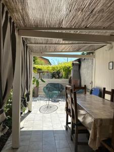 カッラーラにあるil Melograno Guest Houseのテーブルと椅子のあるパティオ