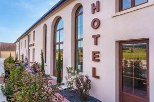 Budova, kde se hotel nachází + 21 fotografií
