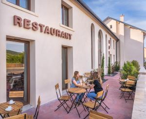 Restaurace v ubytování Hôtel Le Clos des Arts