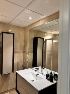 Phòng tắm tại Lujoso Atico Dúplex En Puerto Marina