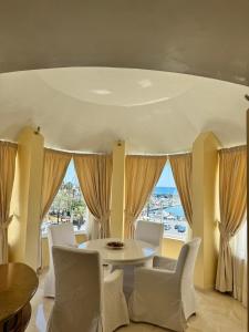 Khu vực ghế ngồi tại Lujoso Atico Dúplex En Puerto Marina +68 ảnh