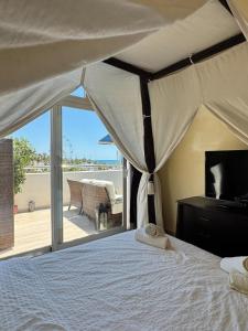 Giường trong phòng chung tại Lujoso Atico Dúplex En Puerto Marina