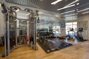 een sportschool met loopbanden en apparaten in een kamer bij Blueground Menlo Park pool nr Baylands Park SFO-1287 in San Francisco